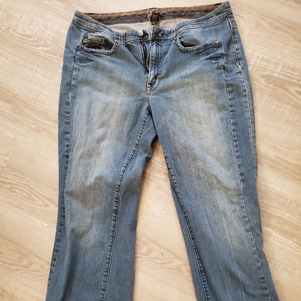 Cute Distressed Light Wash Jeans!